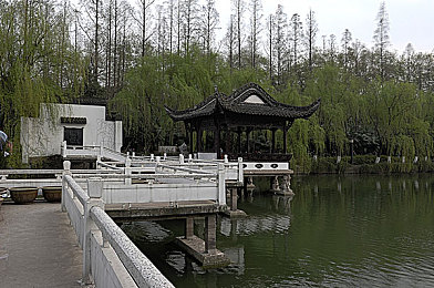 男女打床上撲克視頻軟件：網(wǎng)絡(luò)視頻撲克軟件引發(fā)低俗爭議，監(jiān)管漏洞亟待解決-2